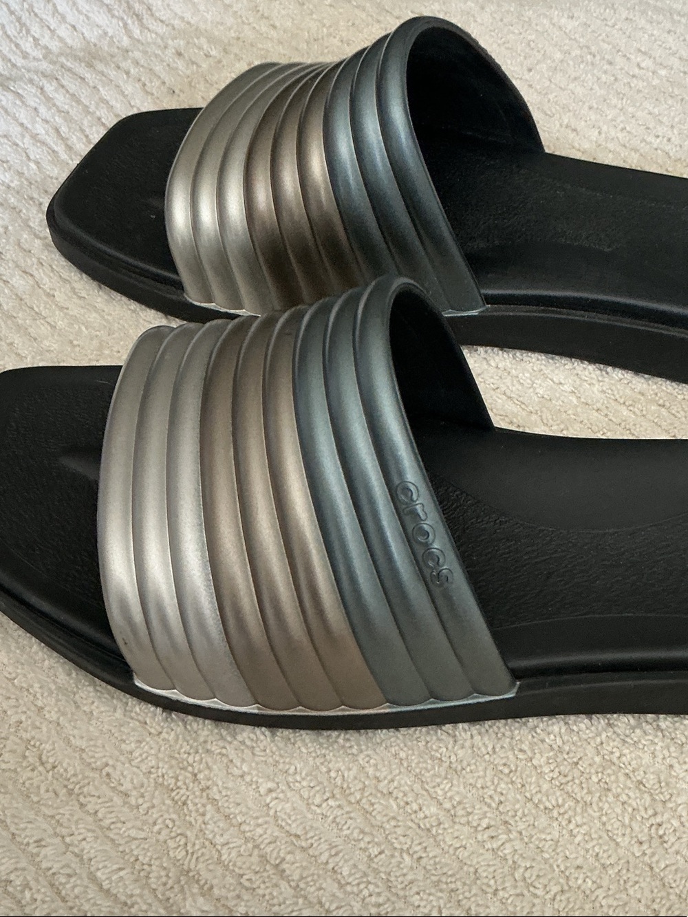 CROCS Women's Black Footbed Silver Ribbed Slide Sandals - Picture 3 of 4